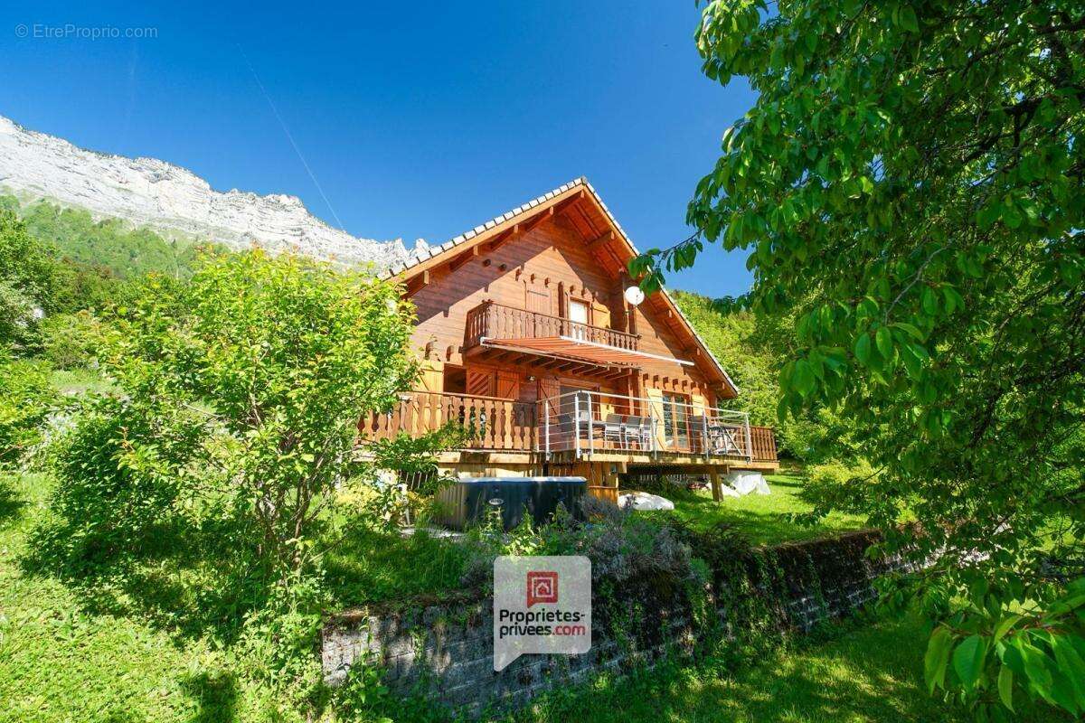 Plateau des Petites Roches (38660) - Chalet T6 en madriers + studio + carport + jardin - photo 4