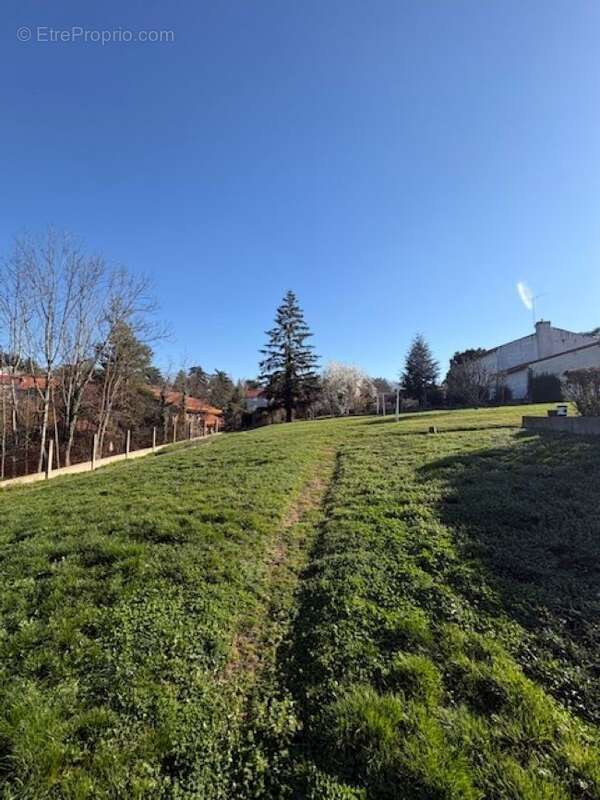 Terrain 780 m² à Saint-Just-Saint-Rambert  - photo 2