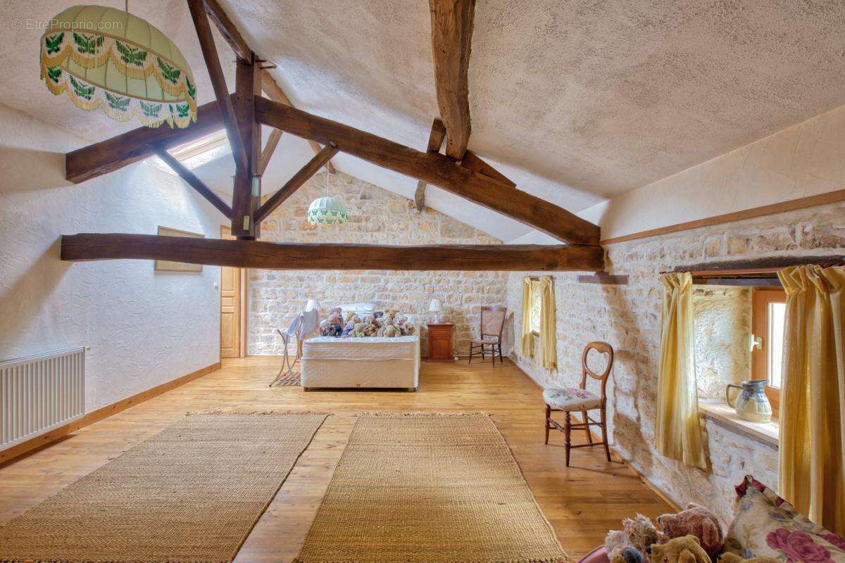 Maison à CLUSSAIS-LA-POMMERAIE