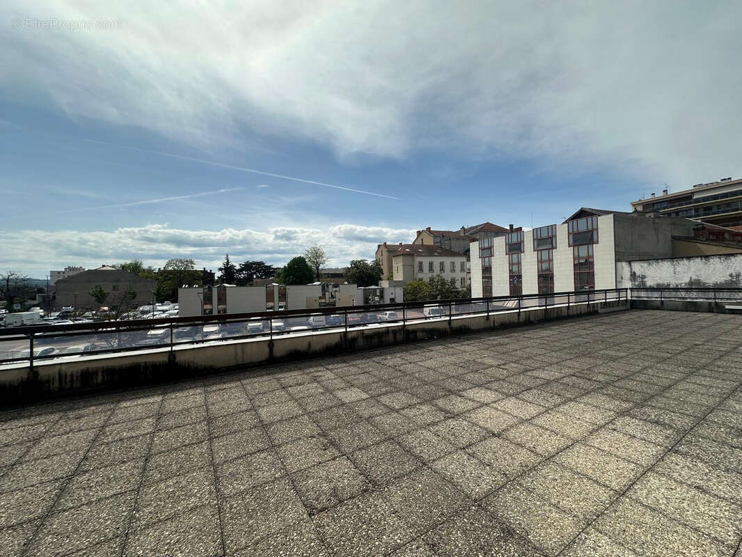 Appartement 80 M2 avec une terrasse de 133 M2 - cave - garage - photo 4