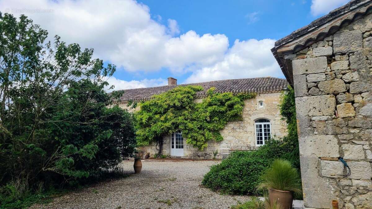 Maison à SAINT-MARTIN-DE-BEAUVILLE