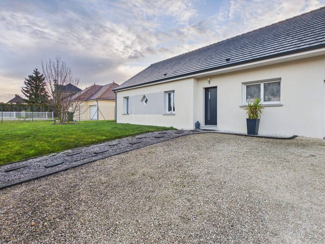 Maison à SAINT-POUANGE