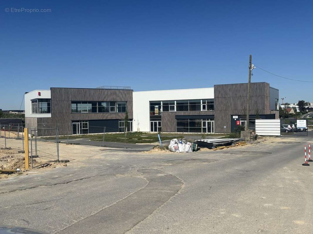 Commerce à LOUVRES