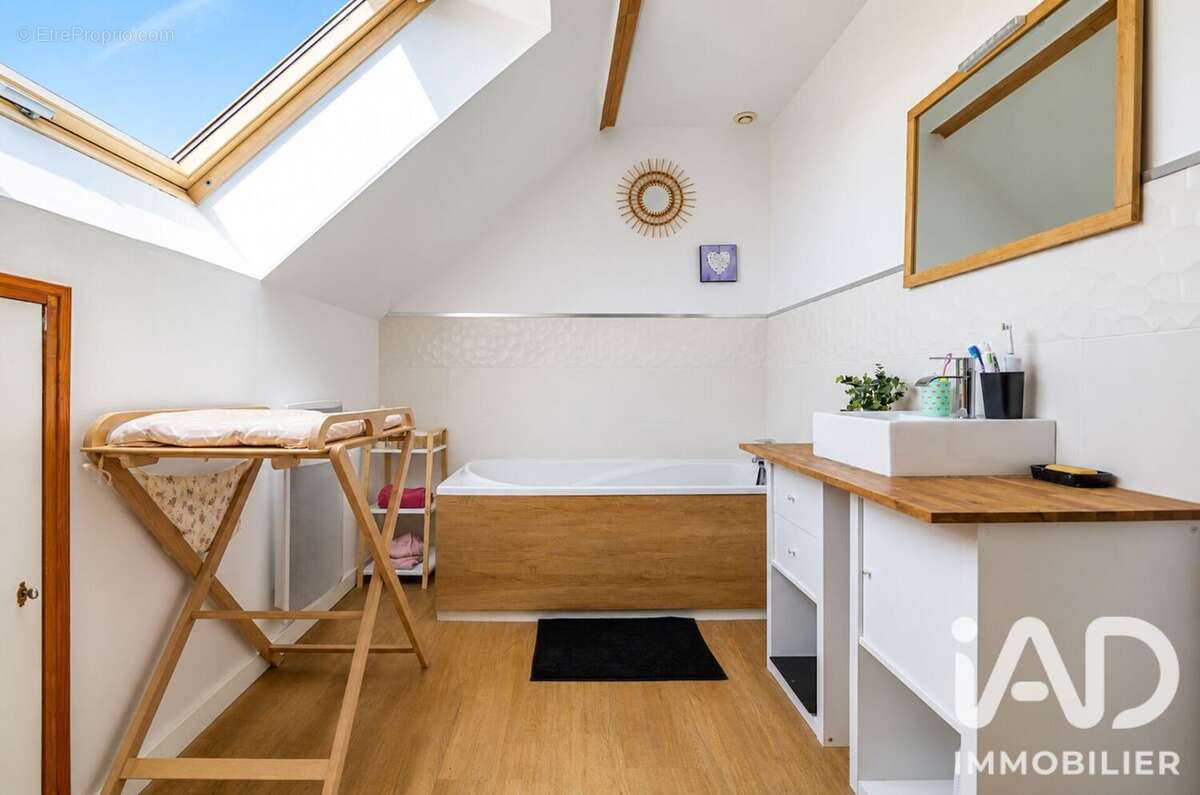 Maison 121 m² à Brette-Les-Pins  - photo 7