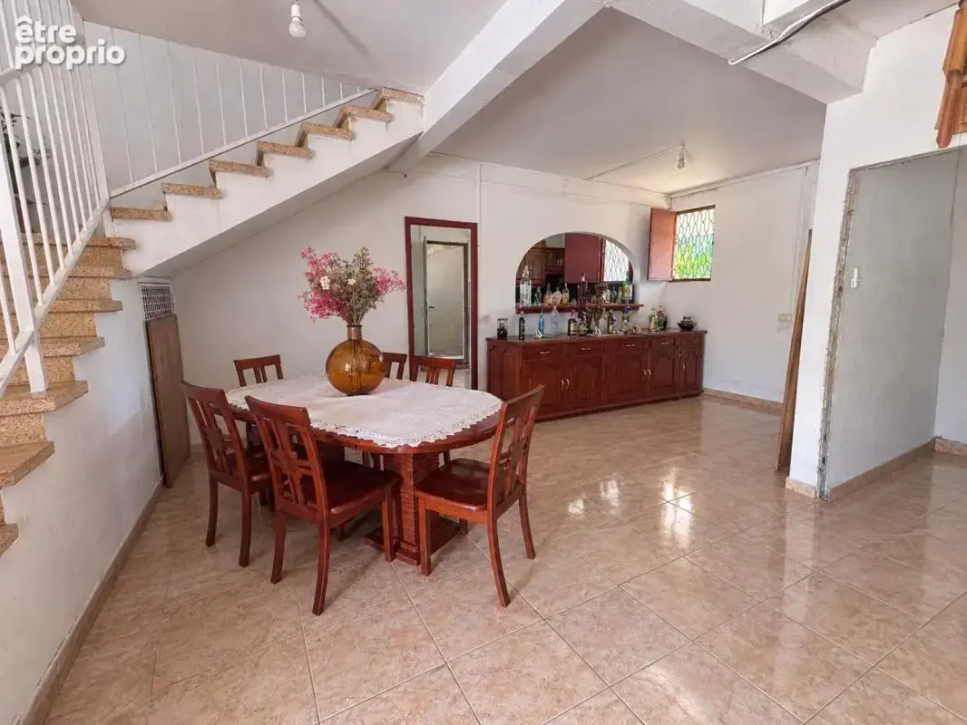 À Goyave, découvrez une propriété au fort potentiel ! Sur une parcelle verdoyante de 2 938 m², cette maison offre 4 chambres, de - photo 6