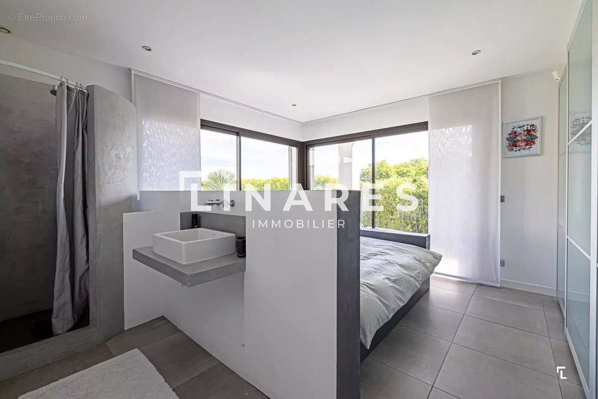 LIGNES D'EXCEPTION - Villa Plain Pied T5 de 172m2 - Piscine sel chauffée -  Terrain 1400m2 - 13011 Marseille - photo 12