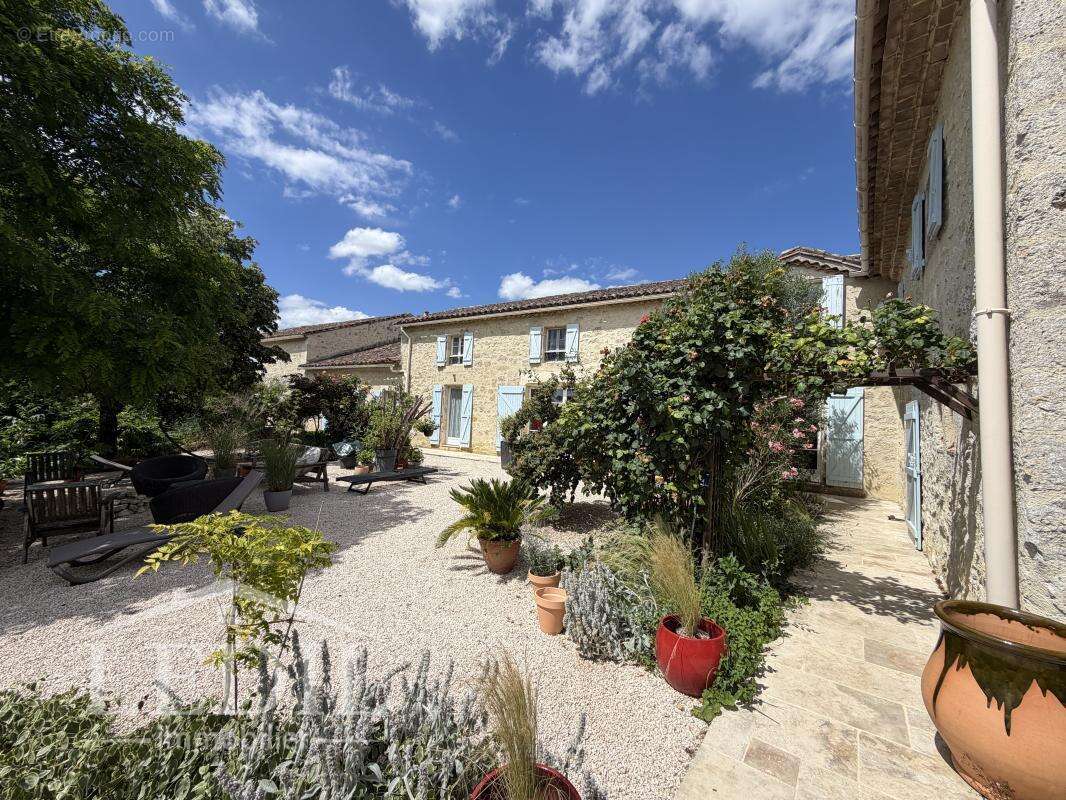 Splendide propriété de 3 habitations,piscine,parc - photo 2