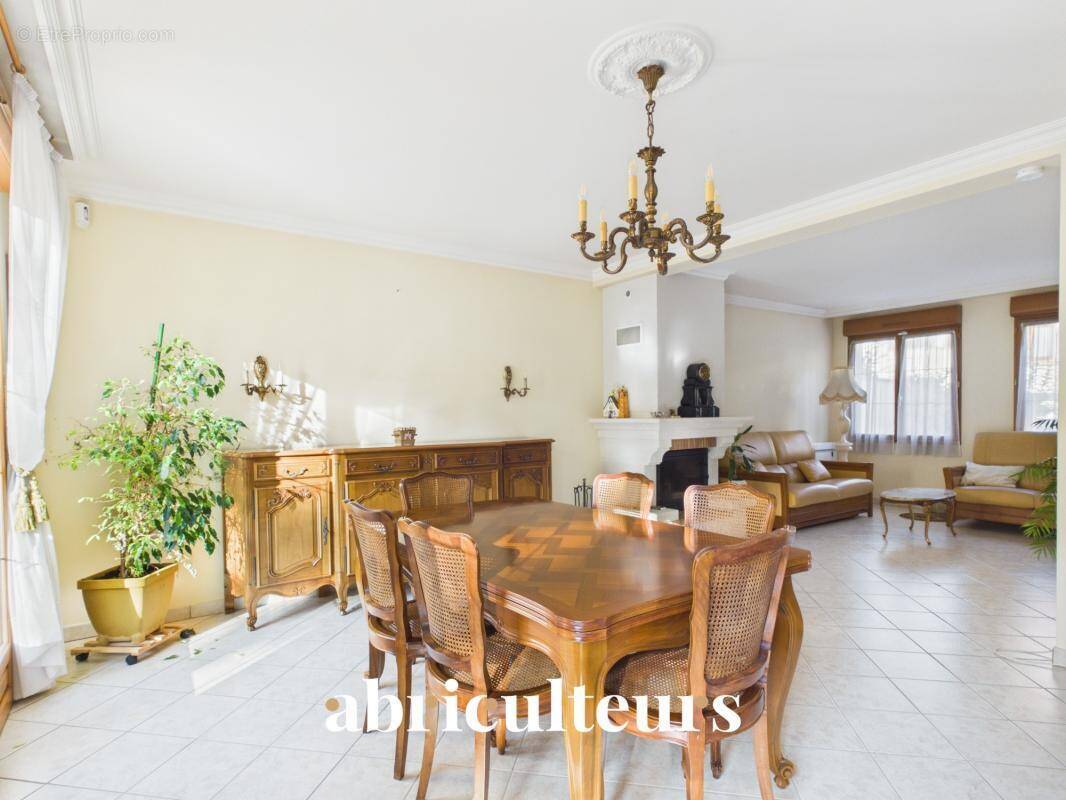 Maison familiale de 107m² avec terrasse et jardin - en vente à Versailles Porchefontaine (78000) - photo 1
