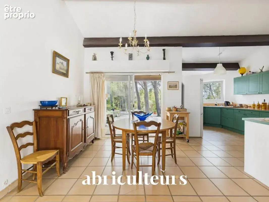 Maison d’architecte de 257 m² avec piscine et jardin arboré de 4 000 m² en vente à Ventabren (13122) - photo 8