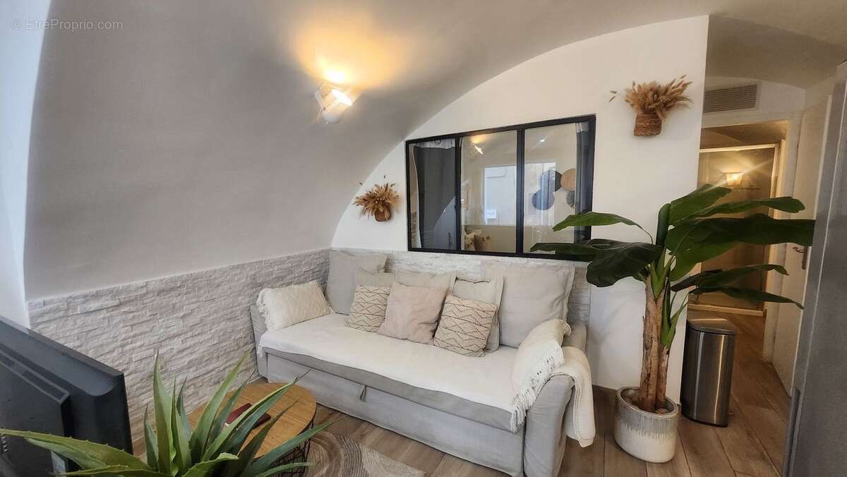 LA CIOTAT APPARTEMENT T2 ENTIERREMENT RENOVE - parfait état - - Appartement à LA CIOTAT