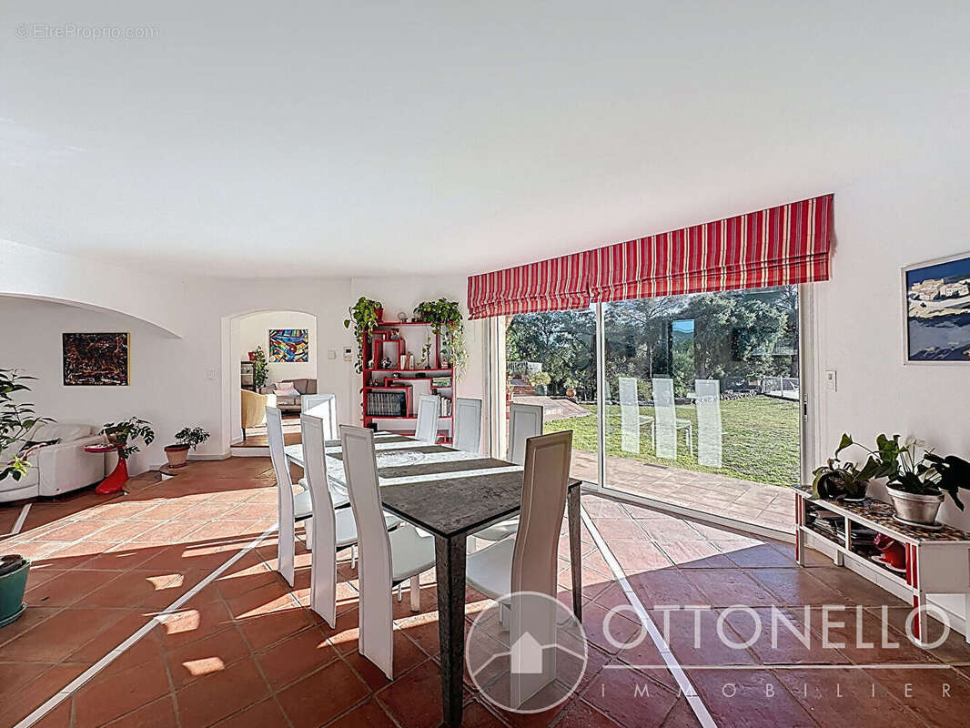 Maison à ROQUEBRUNE-SUR-ARGENS