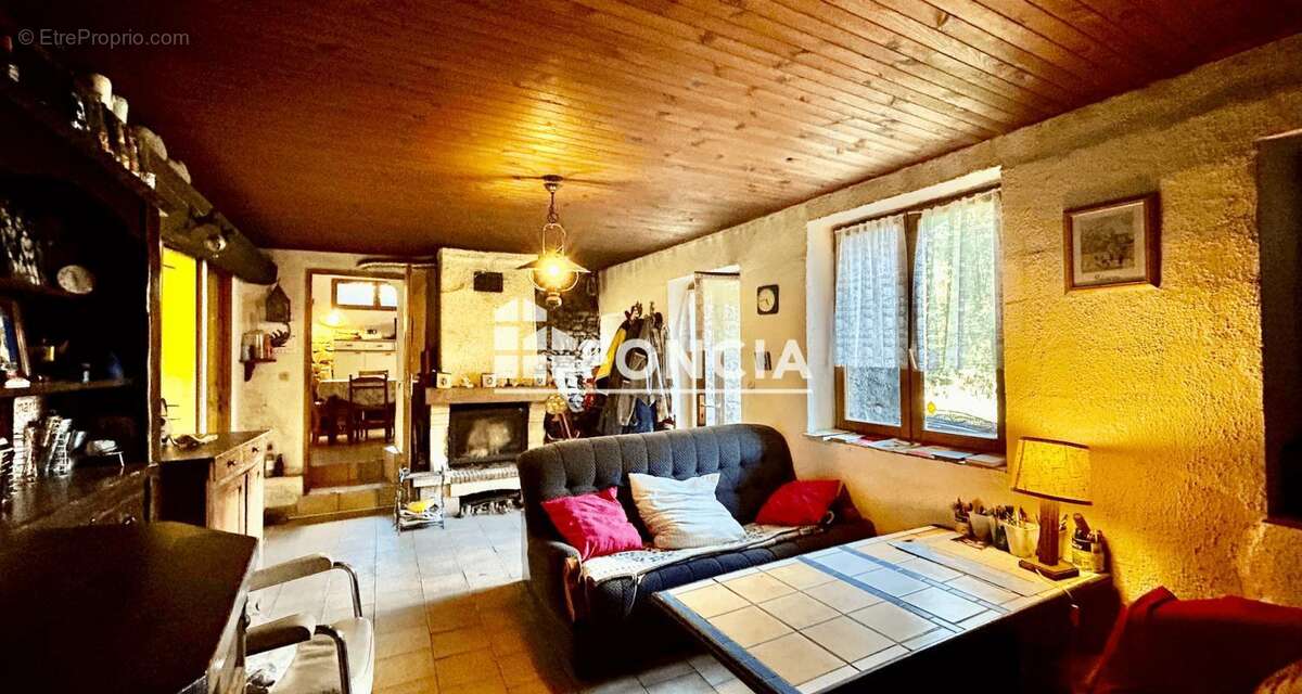 Maison à LES CHAPELLES