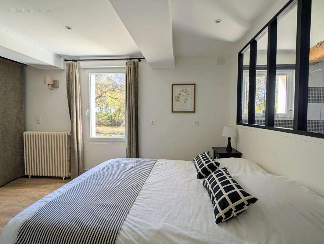 Demeure du 18ème de 289 m² avec piscine et dépendances sur terrain de 3 hectares - photo 8