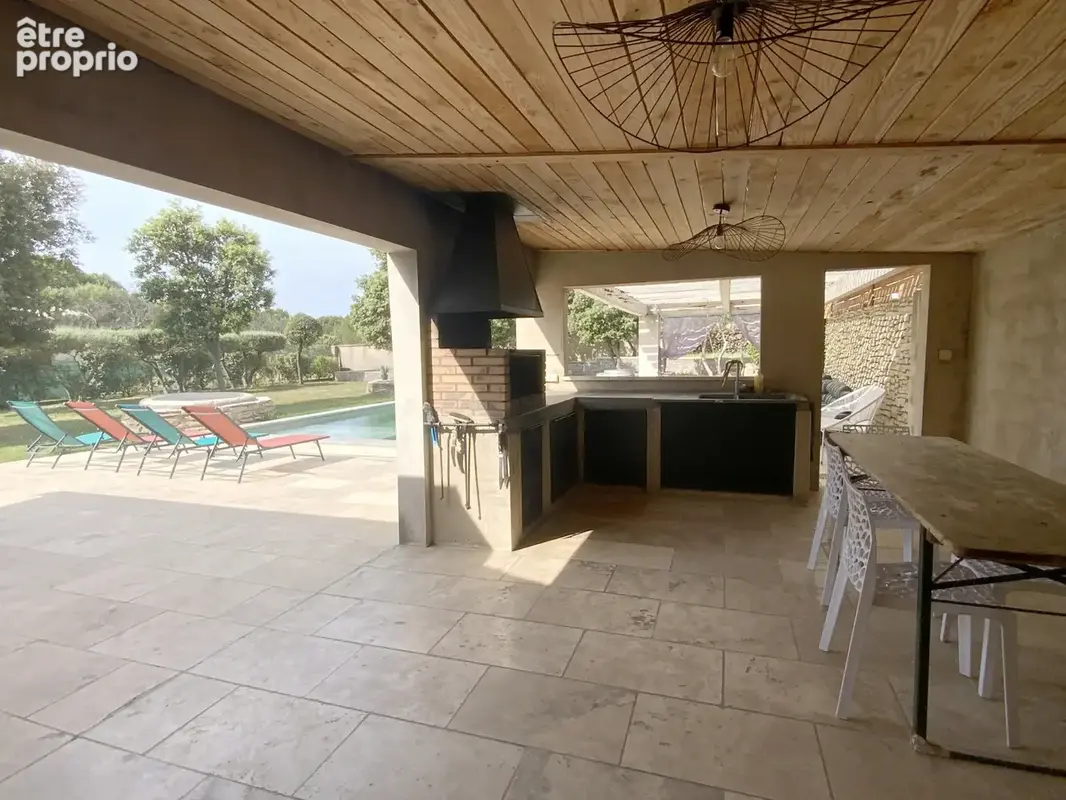 Villa de plain pied sur beau terrain arboré avec piscine. - photo 5