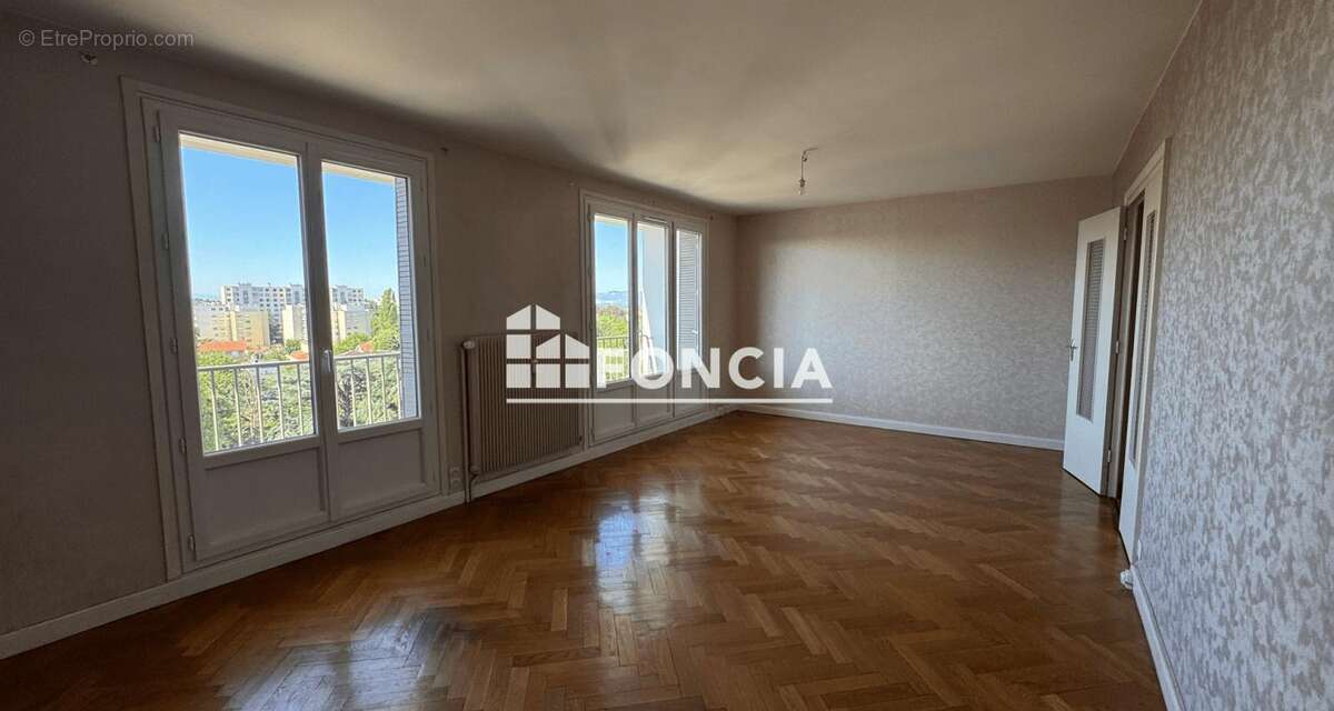 Grand T2 traversant de 60 m² au dernier étage - photo 2