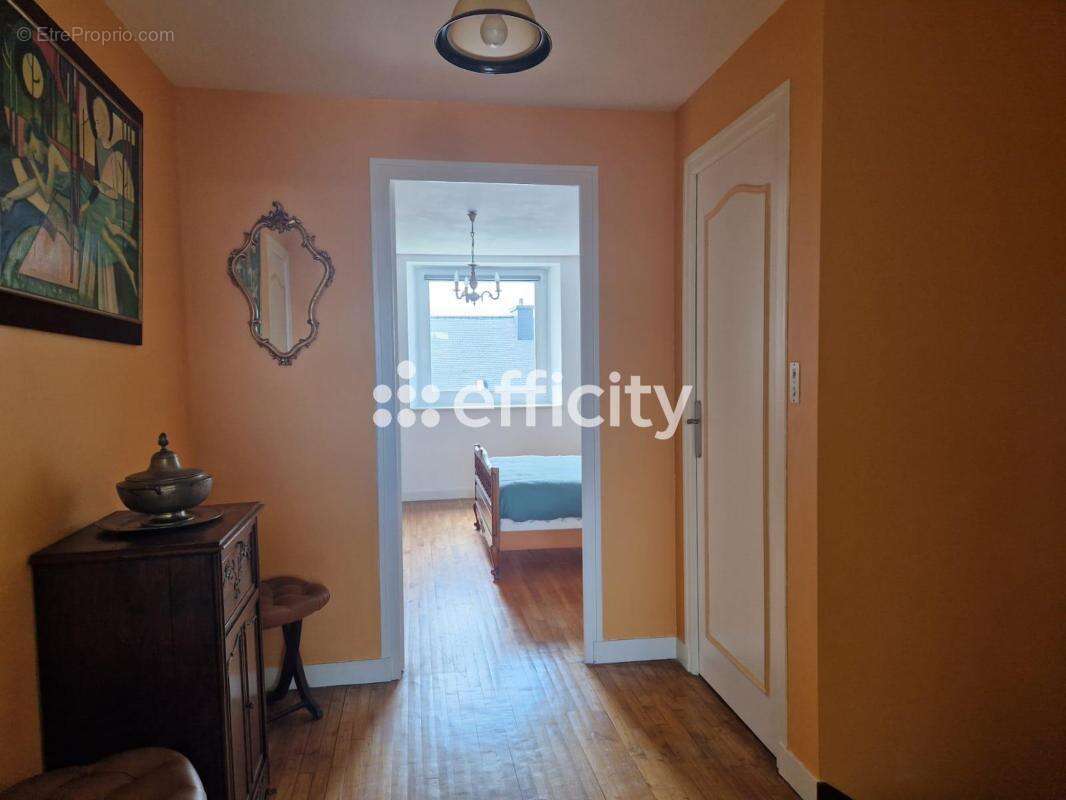 Maison à CHATEAUNEUF-DU-FAOU