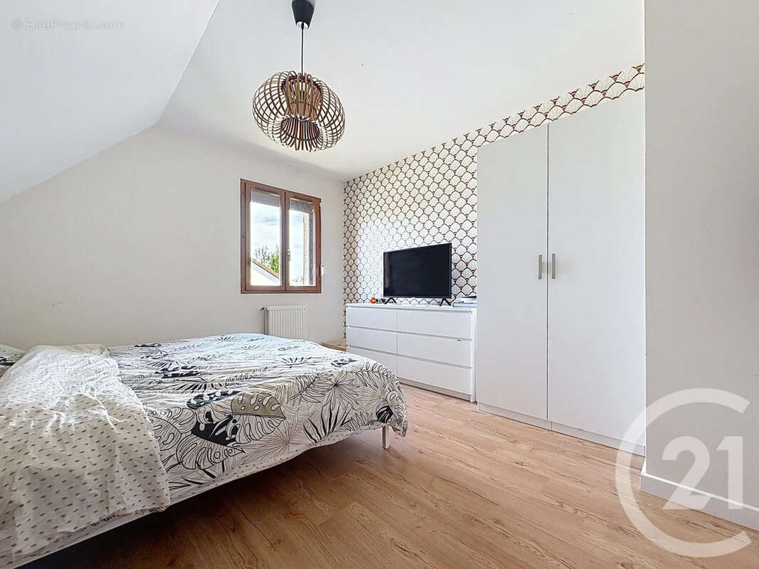 Maison 111 m² à La Riviere-De-Corps  - photo 7