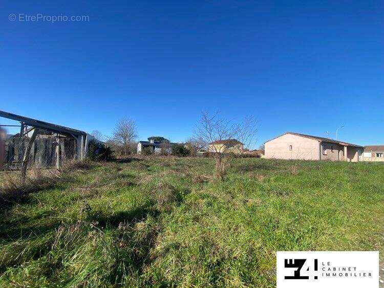 Terrain à CAZERES