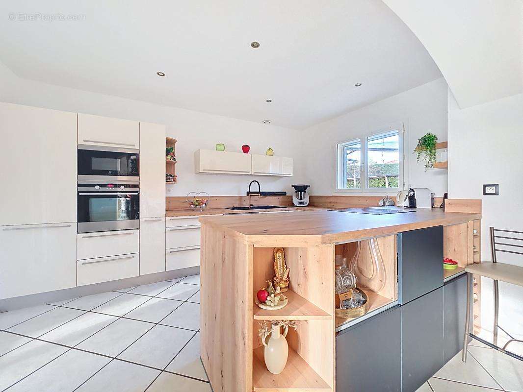 Maison à EYZIN-PINET