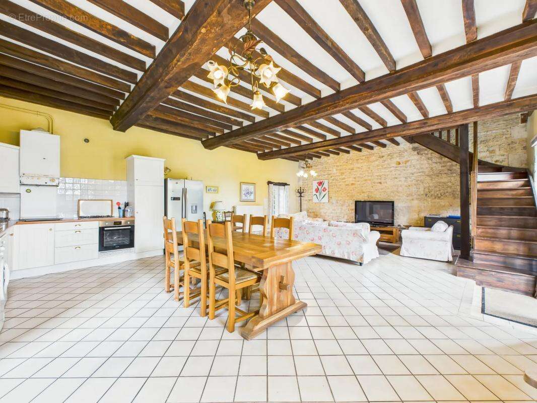 Maison à FONTAINE-LE-PIN