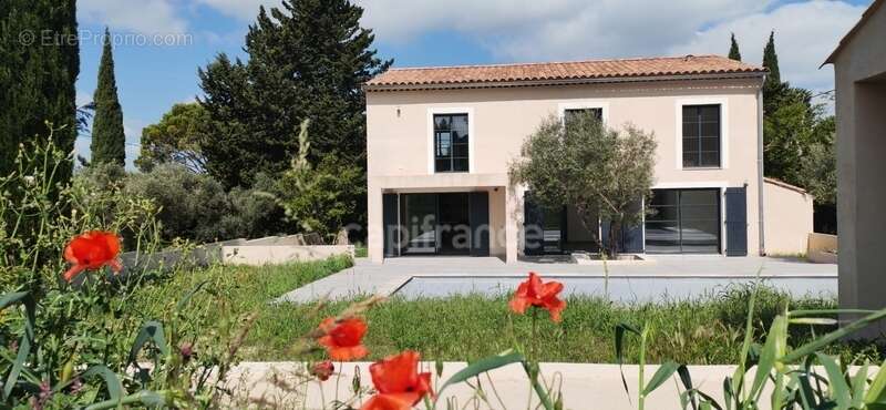 Maison à FONTVIEILLE