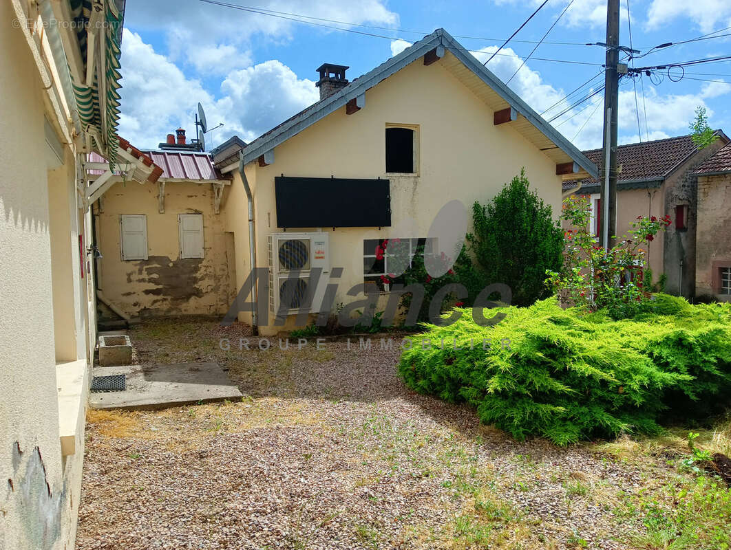Jolie maison avec garage, terrain et dependance - photo 18