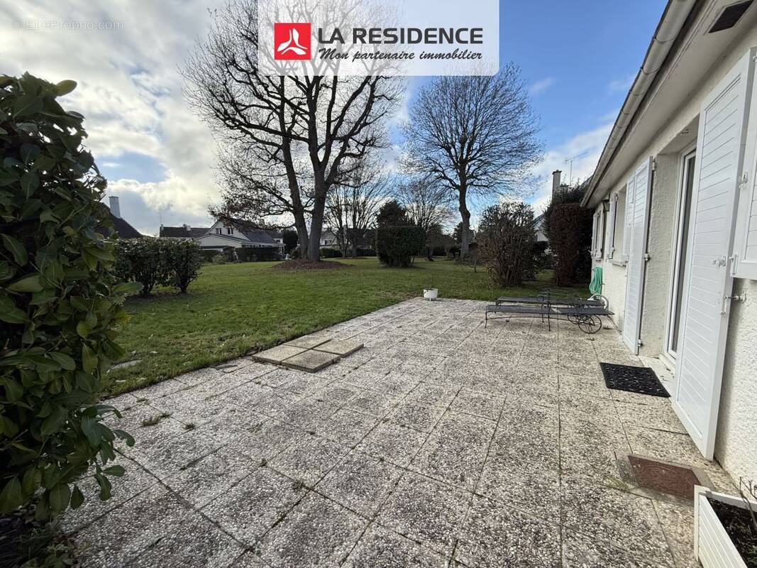 Maison à LE MESNIL-SAINT-DENIS