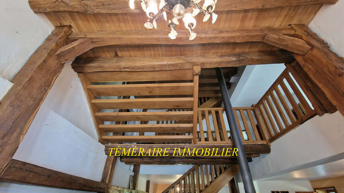 Proche Doucier- Ancienne ferme mitoyenne de 464m2 hab - photo 10