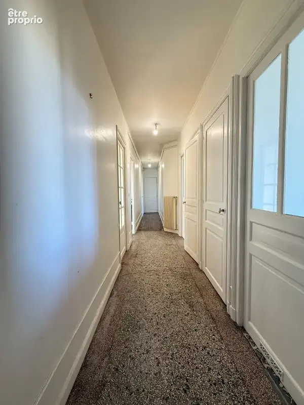 Appartement t5 avec balcon sur cathedrale - place royale - photo 11