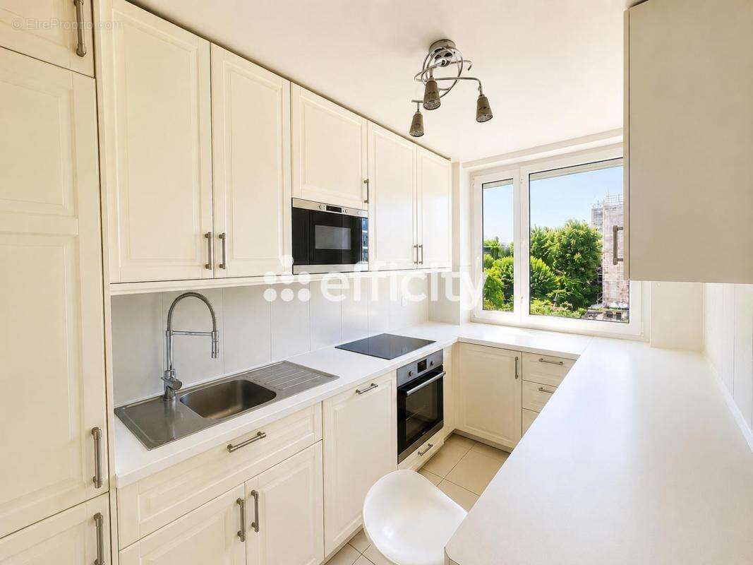 Appartement à NEUILLY-SUR-SEINE