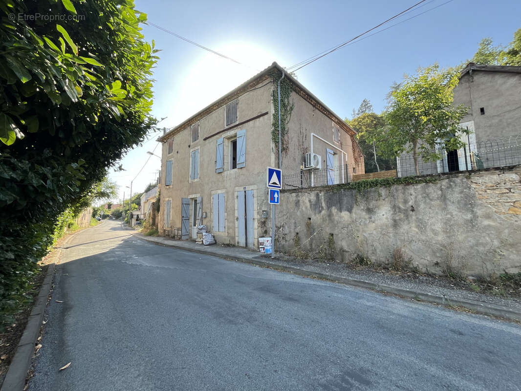 Maison sur 2 niveaux avec jardin, dépendance de 80 m2 et beaux volumes   Fumel - photo 2