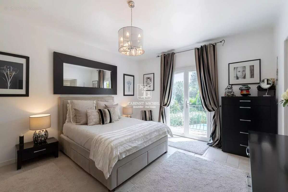 Maison à ROQUEFORT-LES-PINS