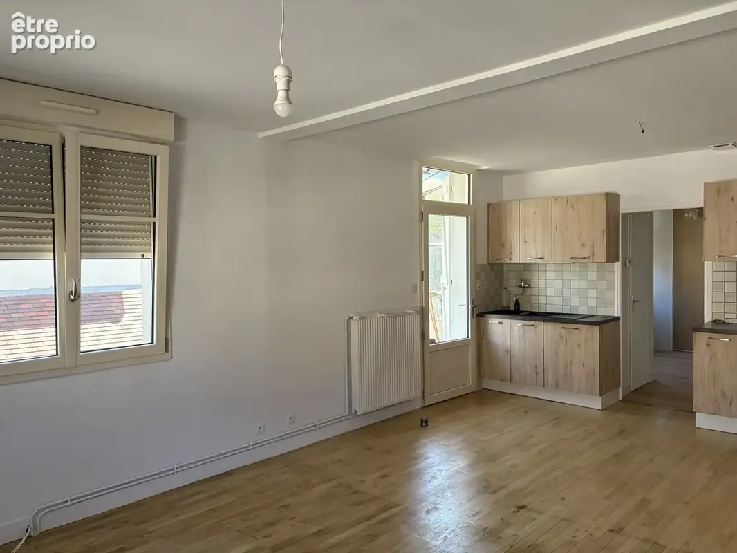 Saint-Yrieix-la-Perche : Maison de ville rénovée 2 pièces avec garage et jardin clos - photo 8