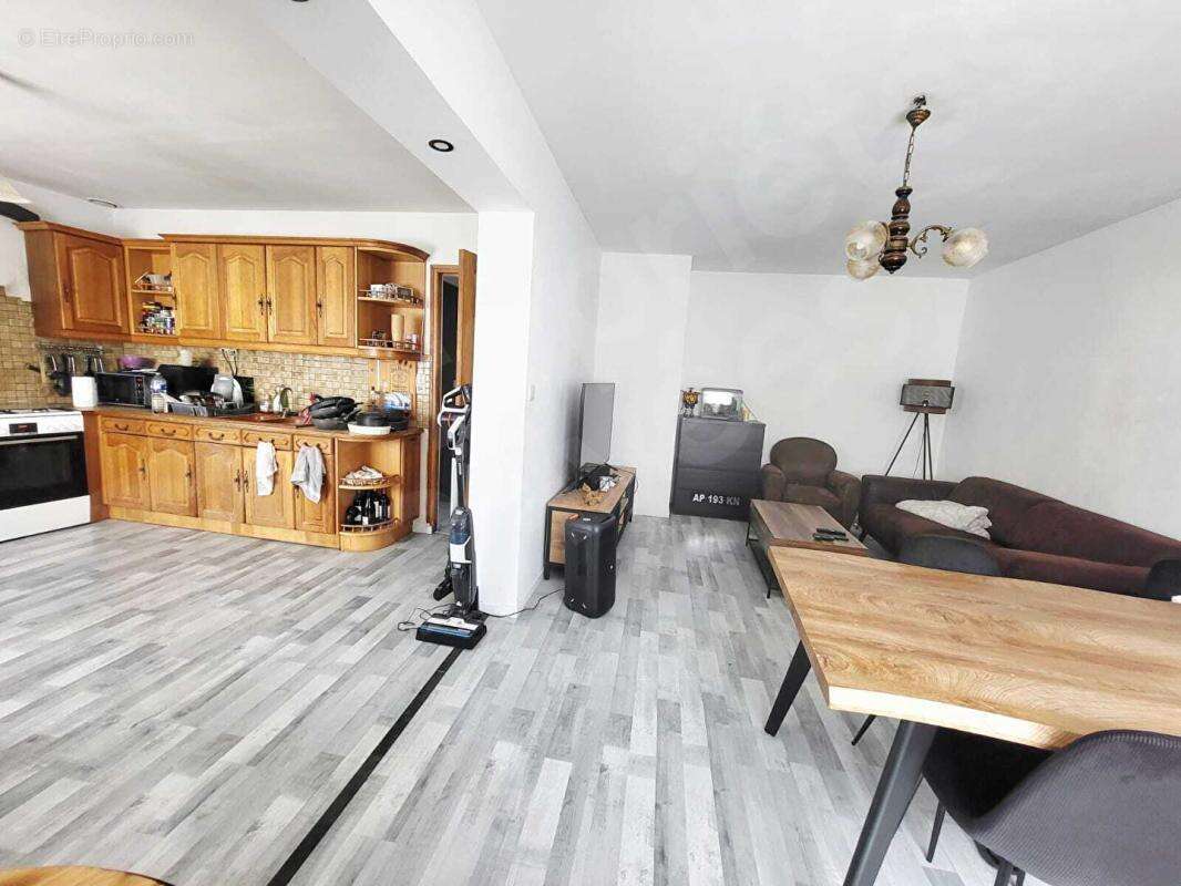 Maison plan-pied, 3 pièces, double garage et cour - photo 2