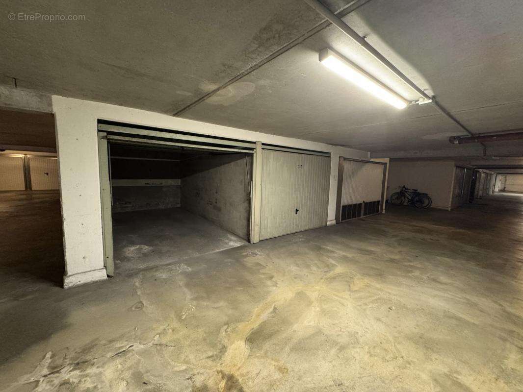 Parking à ROQUEBRUNE-CAP-MARTIN