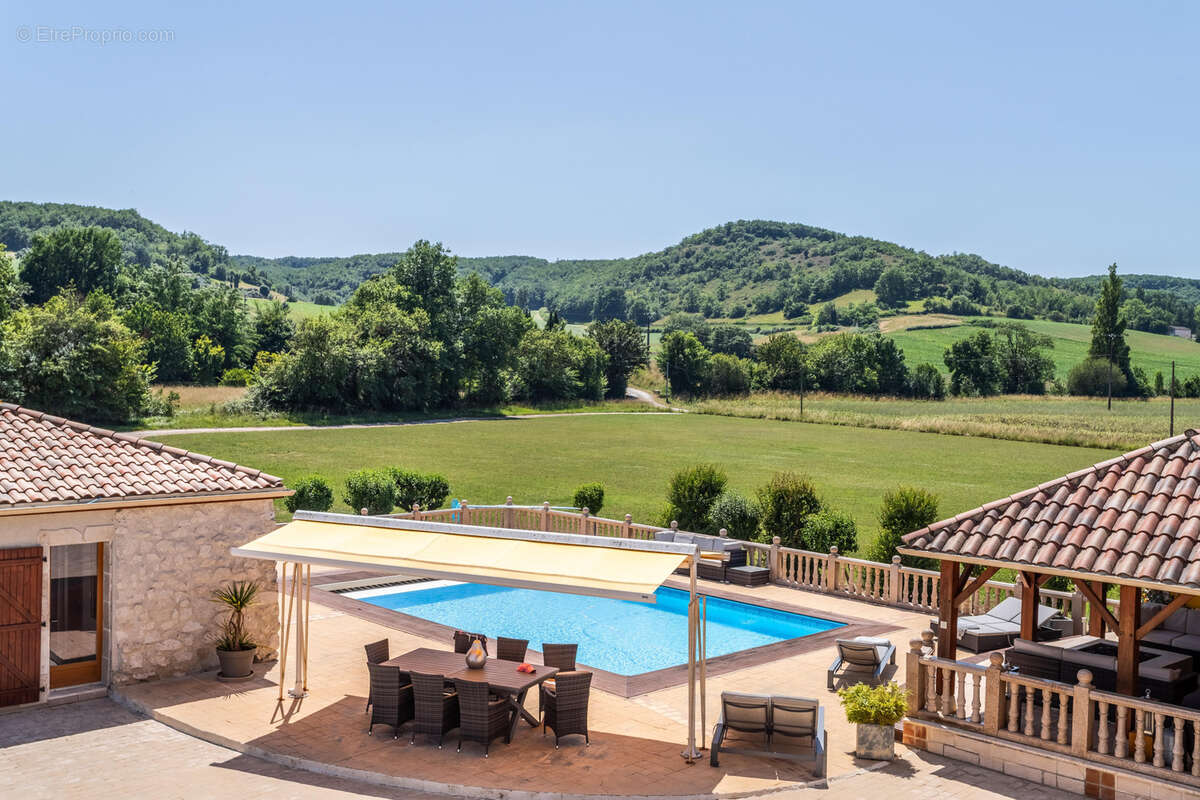 Stunning country property with guest annexes, garaging, pool and land - photo 17