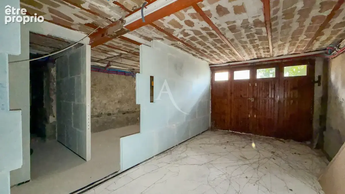 Maison à rénover avec une dépendance aménagée en fond de parcelle. - photo 9