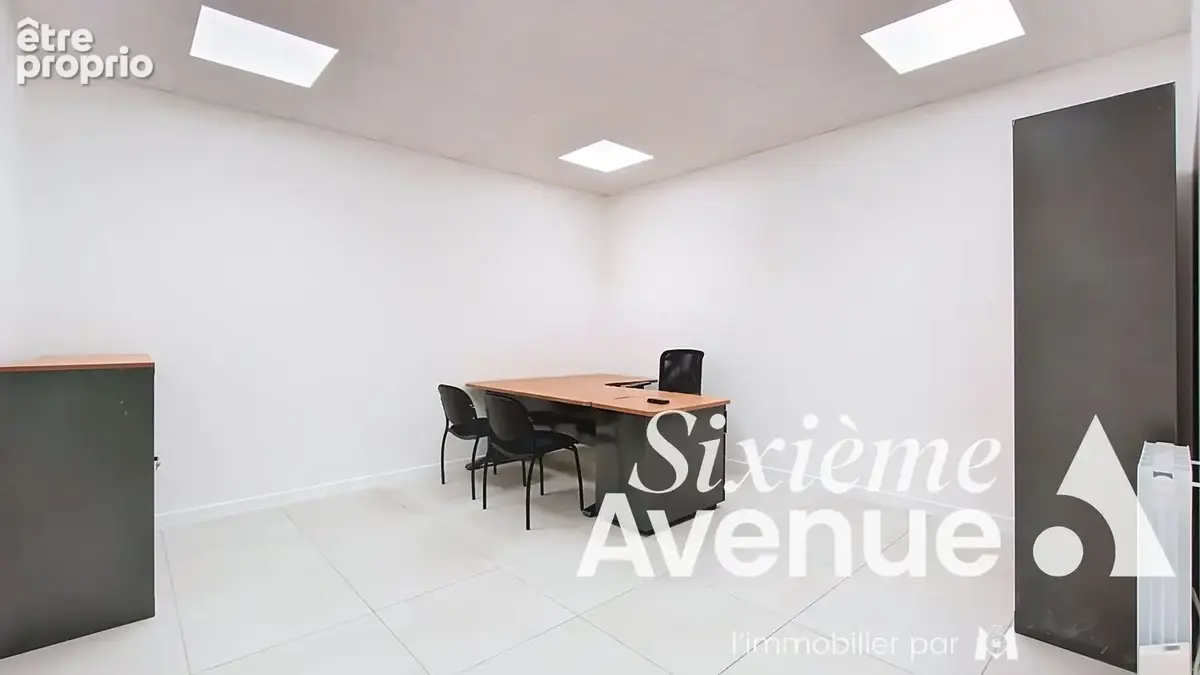 Local commercial Saint Priest 538 m2 - photo 6