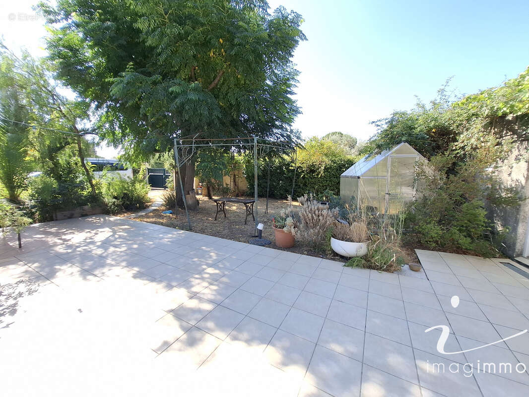 Au calme, découvrez cette villa pleine de charme avec 4 chambres sur une parcelle de plus de 600 m2 dans un éc - photo 20