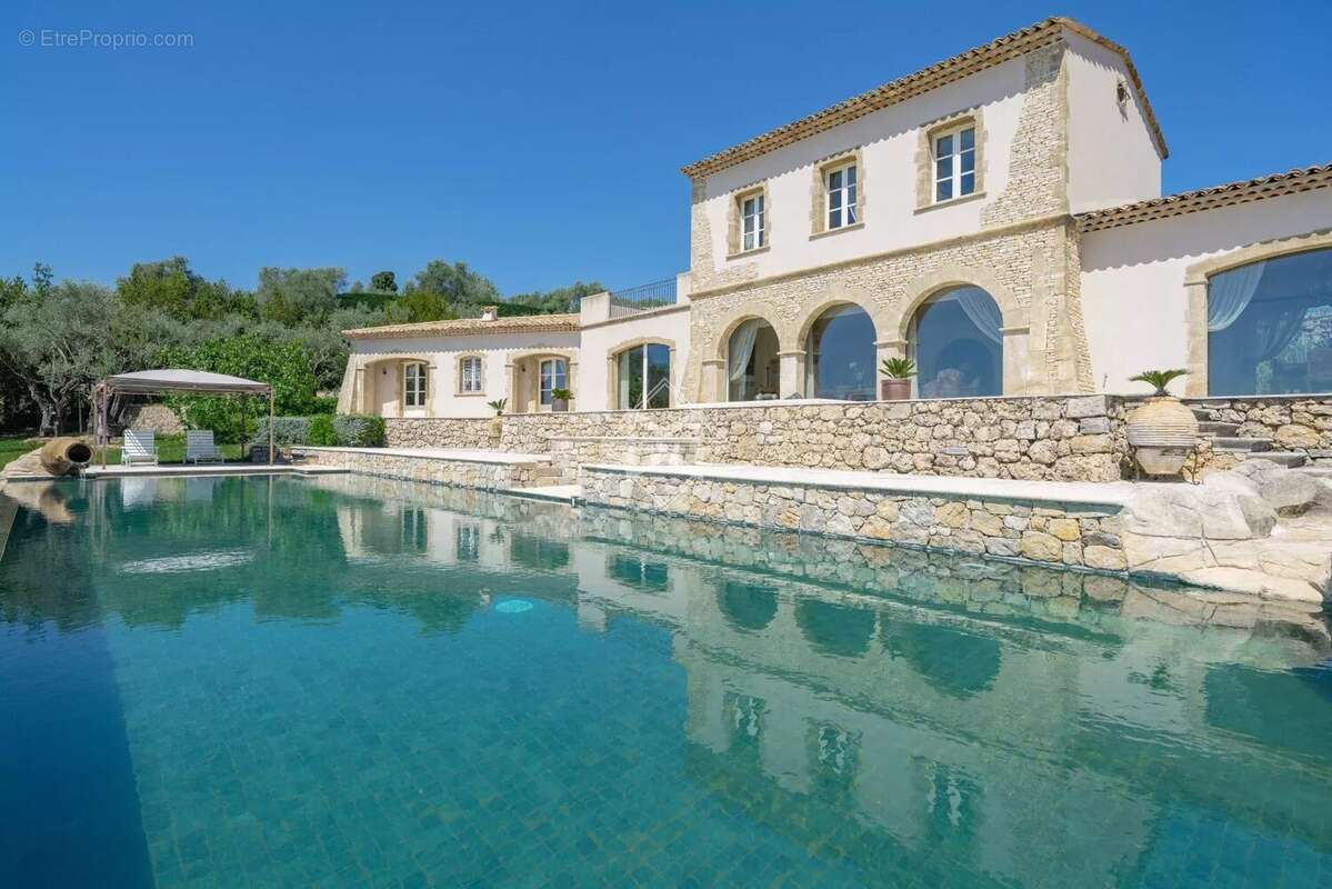 Maison à CHATEAUNEUF-GRASSE