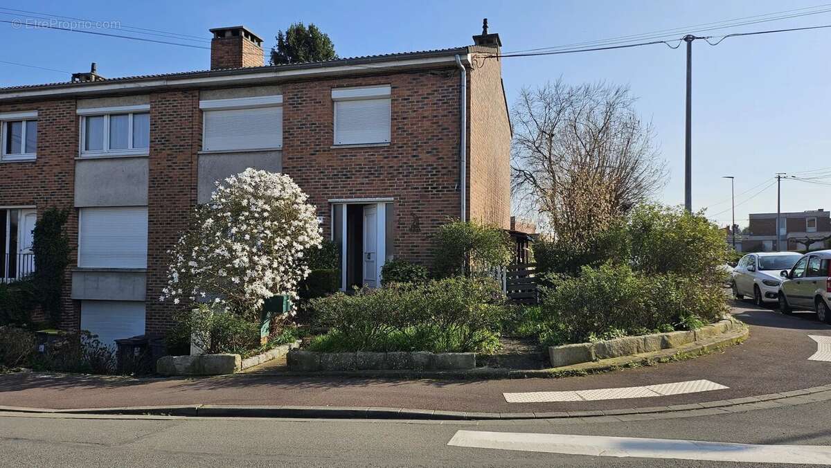 Maison à NEUVILLE-EN-FERRAIN