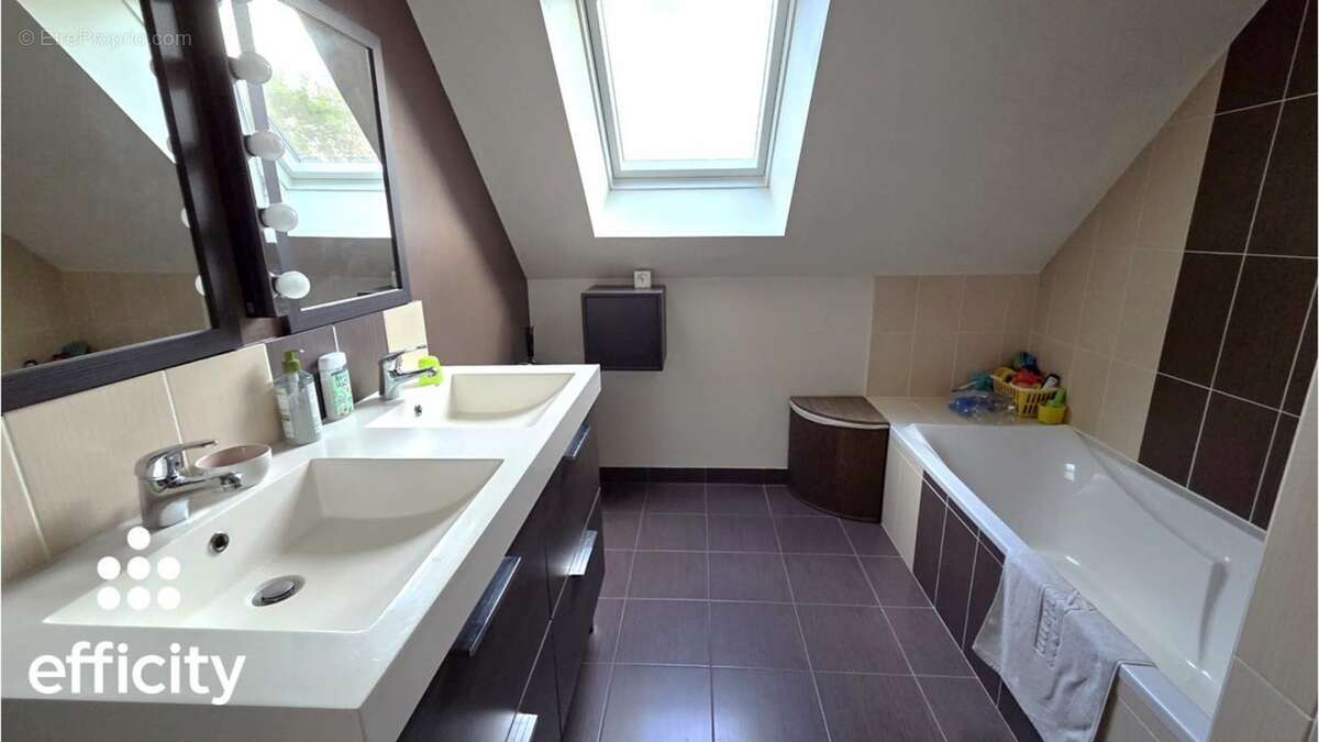 Maison à BOURG-DES-COMPTES