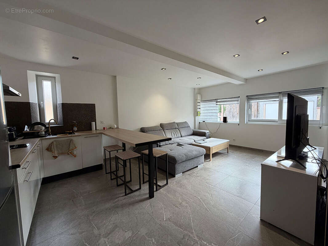 SAINT-JULIEN-LES-VILLAS, T3 en duplex rénové, de 52 m² avec terrasse privative - photo 4