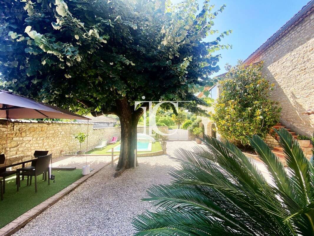 Mas 140m2 renove + 317 m2 dependances, piscine sur 3235 m2. - photo 2