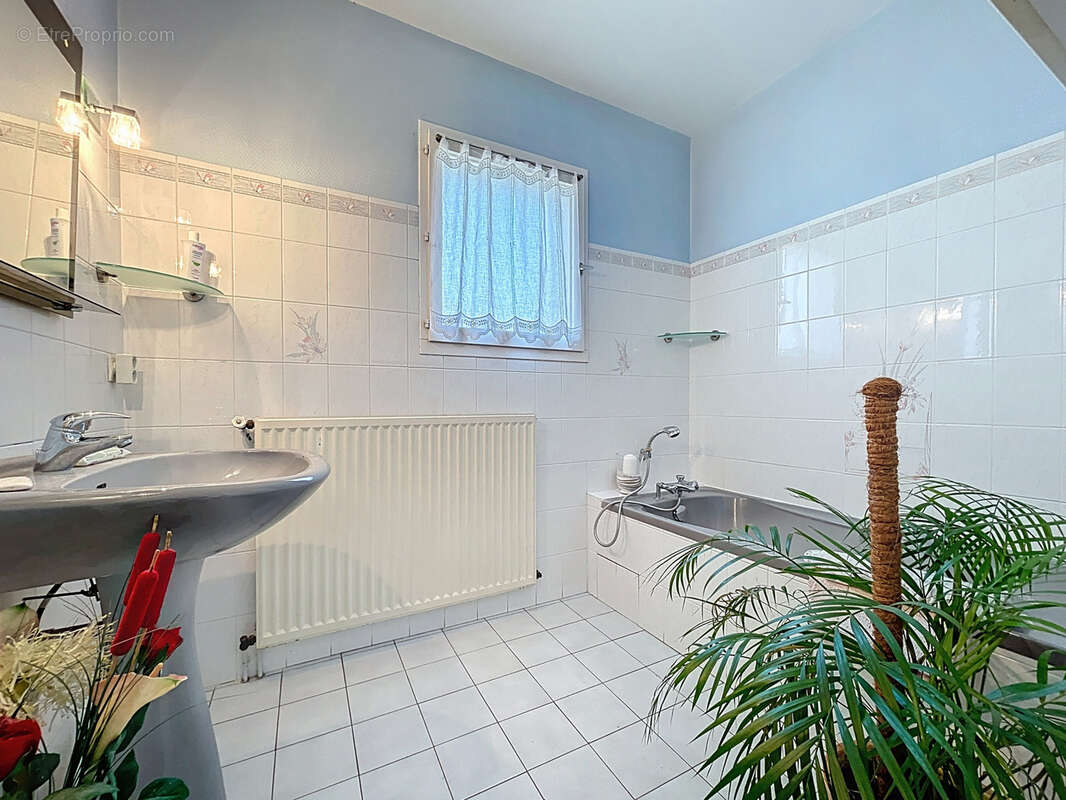 Maison à SAINT-PANTALEON-DE-LARCHE