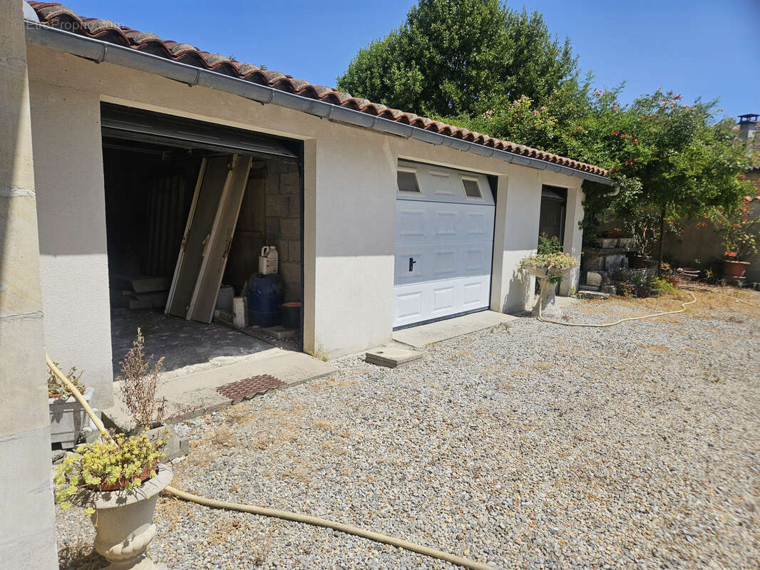 BERNEUIL   Élégante maison charentaise avec dépendances et grand garage - photo 4