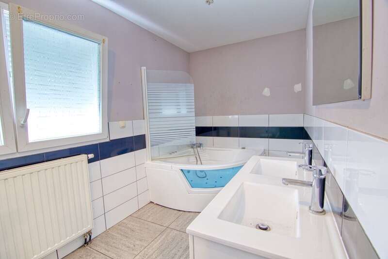 Doubs (25), à vendre Besançon, Les Montboucons, Maison 235 m2 ( T4 + T3 ) + terrain de 669 m2 - photo 3