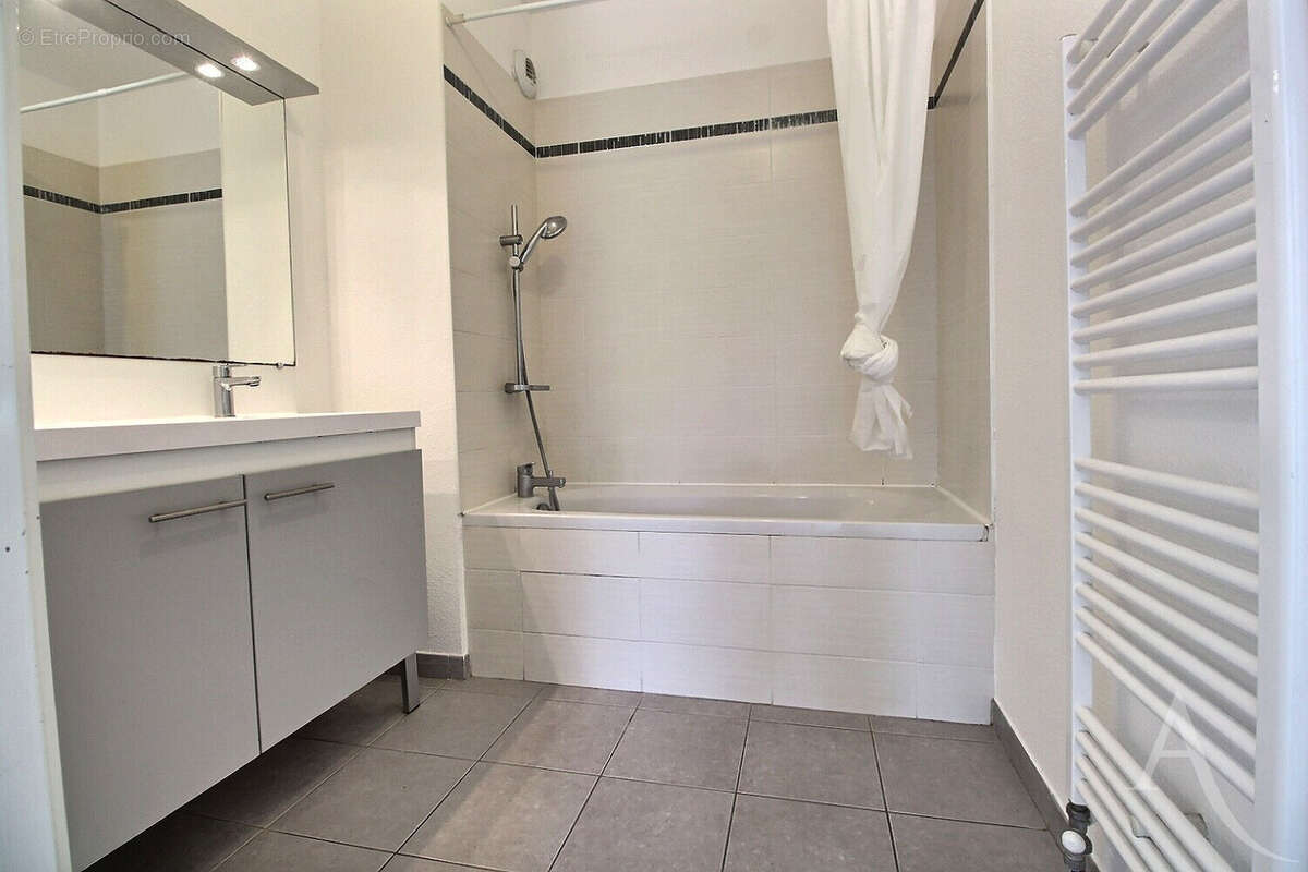 À VENDRE - Appartement T3 avec terrasse et 2 parking - photo 7