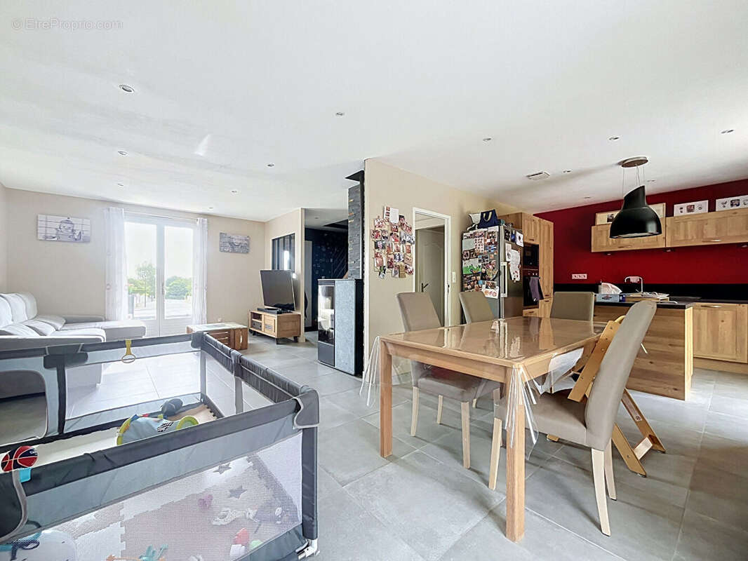À vendre - Maison familiale avec vie de plain-pied à Combrée - Ombrée d'Anjou - photo 4