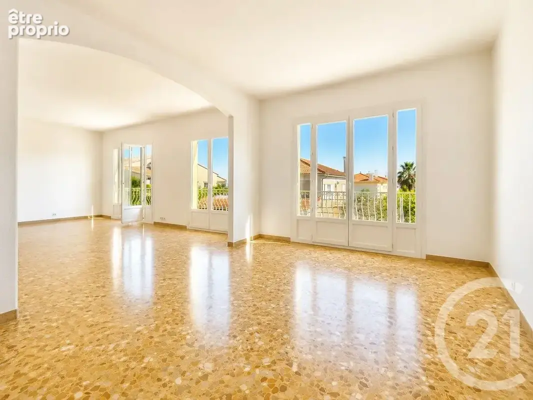 Appartement 5 pièces 147 m² à vendre à Saint-Laurent-Du-Var (06700) - photo 2